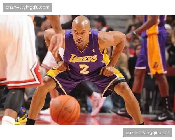 肯纳德防守端存在短板,湖人季后赛轮换面临选择难题 肯纳德防守端存在短板,湖人季后赛轮换面临选择难题